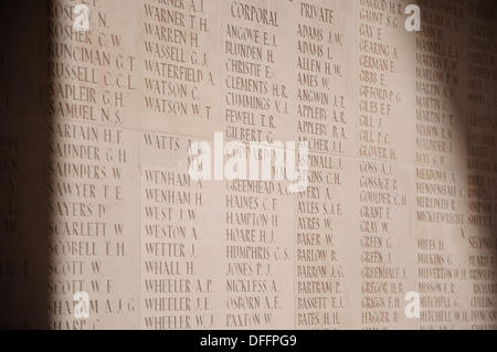 Noms sur le Thiepval mémorial aux disparus de la somme près du village de Thiepval, Picardie en France. Banque D'Images