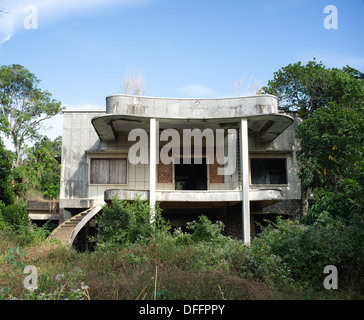 Villa coloniale française abandonnée à Kep, au Cambodge Banque D'Images