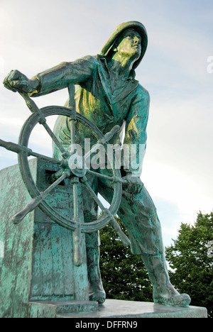 L'homme au volant, la statue du cénotaphe de pêcheurs dans la région de Gloucester, Massachusetts, USA Banque D'Images