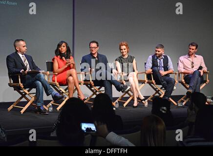 New York, NY, 2013 3e oct. Kerry Washington, Josh Malina, Darby Stanchfield, Guillermo Diaz, Scott Foley en apparence en magasin pour rencontrer les acteurs : scandale au Apple Store de SoHo, l'Apple Store de SoHo, New York, NY, 3 octobre 2013. © Derek Storm/Everett Collection/Alamy Live News Banque D'Images