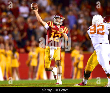 Ames, Iowa, USA. 3e oct, 2013. Le 3 octobre. 2013 : Iowa State QB # 12 Sam Richardson en action au cours de la NCAA football match entre l'Iowa State Cyclones et le Texas longhorns au stade Jack Trice à Ames, Iowa.Ke Lu/CSM/Alamy Live News Banque D'Images