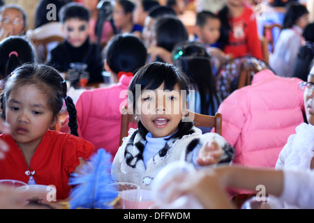 Petite fille avec son condisciple à parti à l'occasion du festival d'Halloween sur le trou par école internationale. 30 octobre 2011 Banque D'Images