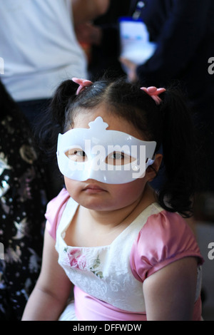 Petite fille avec batman glasser à Halloween party Banque D'Images