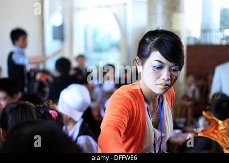 Avec son enseignant élève en partie dans l'occasion de festival d'Halloween sur le trou par école internationale. 30 octobre 2011 Banque D'Images