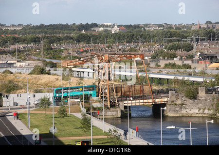 Vieux pont tournant sur le canal à Dublin Banque D'Images