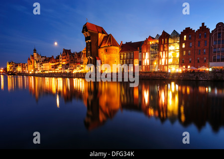 Vue sur le bord de l'eau reflets de Gdansk, Pologne au crépuscule Banque D'Images
