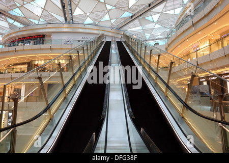 Intérieur de la SFI Shopping Mall à Pudong, Shanghai, Chine Banque D'Images