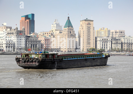 Barge sur le fleuve Huangpu à Shanghai, Chine Banque D'Images