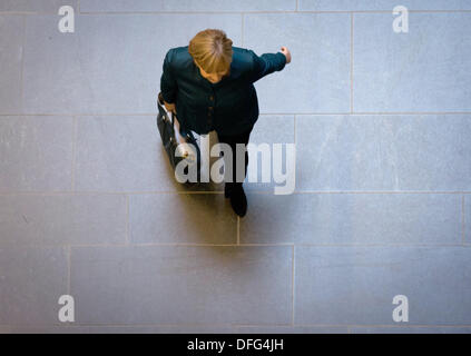 Berlin, Allemagne. 08Th Oct, 2013. La chancelière allemande Angela Merkel arrive à l'entretiens préliminaires à Jakob-Kaiser-Haus de Berlin, Allemagne, 04 octobre 2013. CDU et SPD sont en pourparlers pour voir si une grande coalition est possible. Photo : KAY NIETFELD/dpa/Alamy Live News Banque D'Images