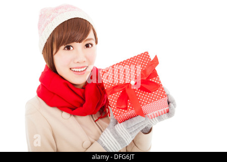 Happy young woman showing gift box Banque D'Images