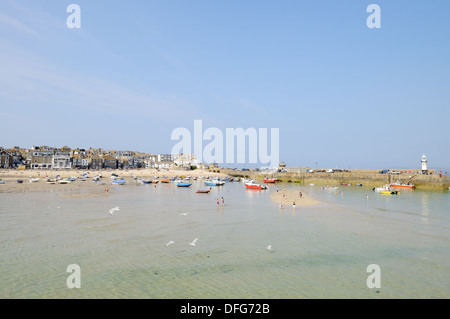 St Ives en Cornouailles sur une journée ensoleillée avec vol de mouettes et des bateaux de pêche dans l'arrière-plan Banque D'Images