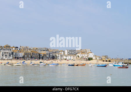 Les bateaux de pêche amarrés dans le port de Cornouailles sur une journée ensoleillée Banque D'Images