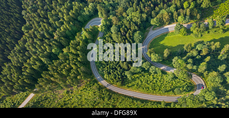 Vue aérienne, des virages sur la route L870, Hoppecke, Brilon, Rhénanie du Nord-Westphalie, Allemagne Banque D'Images