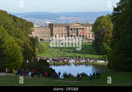 Des milliers de personnes visitent le parc Bergpark Wilhelmshöhe avec le palais à Kassel, Allemagne 03 octobre 2013. Le Le parc Bergpark a été placé sur la Liste du patrimoine culturel mondial de l'UNESCO en 2013. Photo : UWE ZUCCHI Banque D'Images