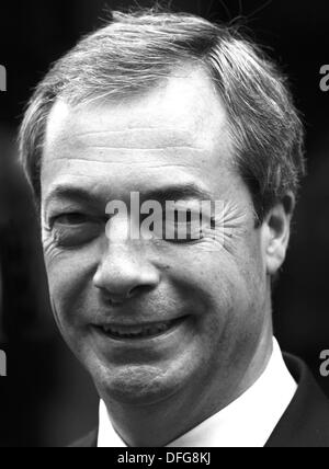 Londres, Royaume-Uni. 08Th Oct, 2013. Leader de l'UKIP Nigel Farage, représenté à Leicester Square à la suite de ses remarques sur LBC (London's Biggest Conversation 97,3). Crédit : Tony Henshaw/Alamy Live News Banque D'Images