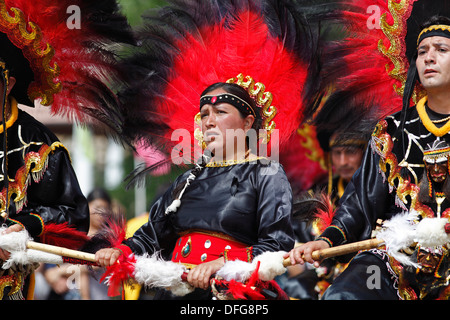 La femme et l'homme portant des costumes traditionnels de fête, Indio Andacollo, région de Coquimbo, Chili Banque D'Images