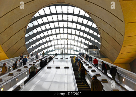 Escaliers mécaniques à la station de métro Canary Wharf, London Underground, Londres, région de London, Angleterre, Royaume-Uni Banque D'Images