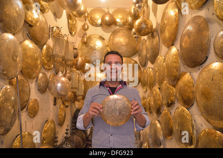 Metal artisan, artiste forgeron, dans sa boutique, Marrakech, Marrakesh-Tensift-El Haouz, Maroc région Banque D'Images