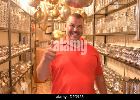 Metal artisan, artiste forgeron, dans sa boutique, Marrakech, Marrakesh-Tensift-El Haouz, Maroc région Banque D'Images