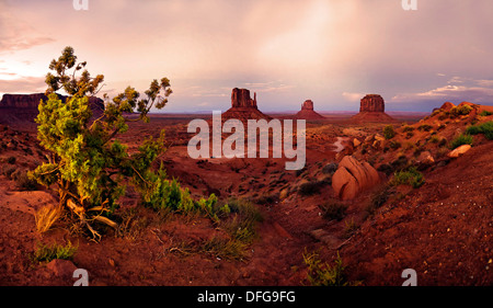 Paysage dans la Vallée de Monument avec West Mitten Butte, East Mitten Butte et Merrick Butte, Monument Valley, Navajo Tribal Park Banque D'Images