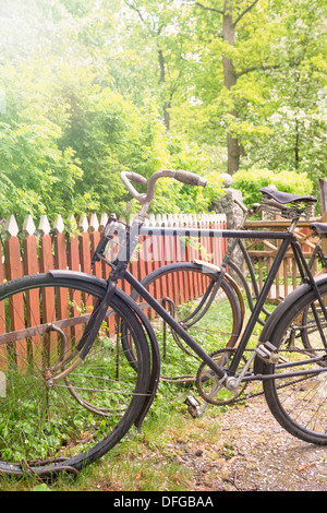 Scène rurale à l'ancienne rétro vélos dans un support à bicyclettes, Suède Banque D'Images