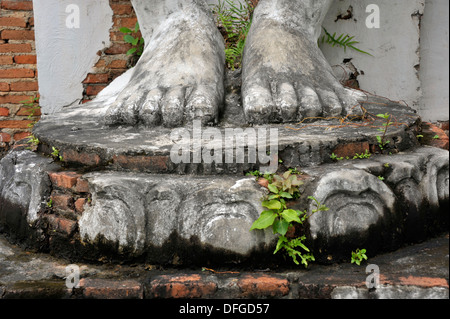 Pieds de statue/image de Bouddha, le poste d'enseignant, à partir de la période de Dvaravati. À l'ancienne Siam près de Bangkok en Thaïlande. Banque D'Images