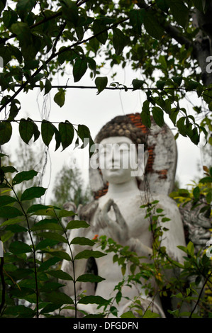 Statue assise/image de Bouddha, le poste d'enseignant, à partir de la période de Dvaravati. À l'ancienne Siam près de Bangkok en Thaïlande. Banque D'Images