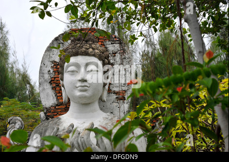 Statue assise/image de Bouddha, le poste d'enseignant, à partir de la période de Dvaravati. À l'ancienne Siam près de Bangkok en Thaïlande. Banque D'Images