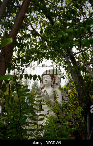 Statue assise/image de Bouddha, le poste d'enseignant, à partir de la période de Dvaravati. À l'ancienne Siam près de Bangkok en Thaïlande. Banque D'Images