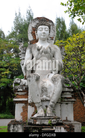 Statue assise/image de Bouddha, le poste d'enseignant, à partir de la période de Dvaravati. À l'ancienne Siam près de Bangkok en Thaïlande. Banque D'Images