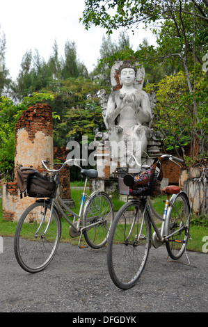 Statue assise/image de Bouddha, le poste d'enseignant, à partir de la période de Dvaravati. À l'ancienne Siam près de Bangkok en Thaïlande. Banque D'Images