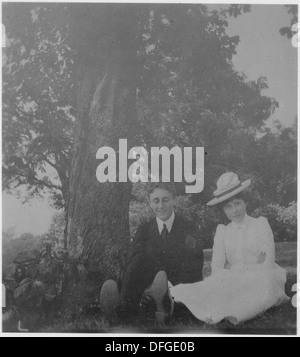 Franklin D. Roosevelt et sa femme, Helen R. Roosevelt, sont photographiés à Hyde Park en 1967. Cette photo capture un moment dans leurs dernières années, reflétant le lien étroit et l'importance historique de leur temps ensemble. Banque D'Images