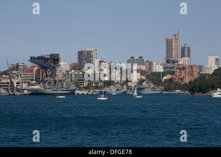 Le port de Sydney, Australie . 08Th Oct, 2013. Navires de guerre et de grands navires dans le port de Sydney pour célébrer ses 100 ans depuis la première Marine royale australienne est entrée dans le port de Sydney.Vendredi 4 octobre 2013. Crédit : martin berry/Alamy Live News Banque D'Images