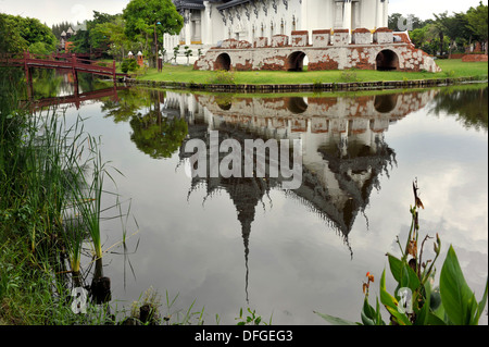 Reflet de Sanphet Prasat Palace à l'ancienne Siam attraction touristique près de Bangkok, en Thaïlande. Banque D'Images