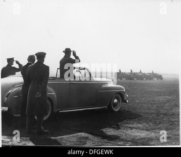 Cette image montre Franklin D. Roosevelt à Fort Lewis, Washington, lors de sa visite en 1966. La photographie capture un moment important de l’histoire américaine lors de la visite de Roosevelt à une base militaire. Banque D'Images