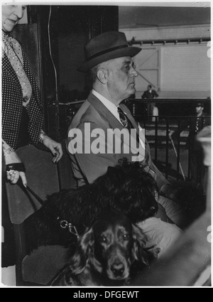Franklin D. Roosevelt visite Fort Riley dans le Kansas, une base militaire avec une importance historique, pendant sa présidence, se concentrant probablement sur les affaires militaires et le leadership. Banque D'Images