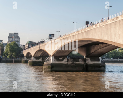 Waterloo Bridge, sur la Tamise, Londres, Royaume-Uni, en fin d'après-midi douce lumière avec un ciel bleu sans nuages Banque D'Images