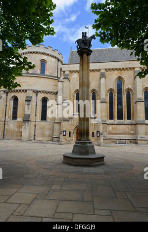 Deux statues de chevaliers à cheval sur une colonne à l'extérieur de l'église Temple, Londres, Angleterre, Royaume-Uni. Banque D'Images