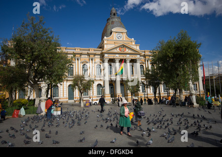 Les sections locales au milieu de pigeons devant le Congrès National de la Bolivie, plaza Murillo, La Paz, Bolivie Banque D'Images