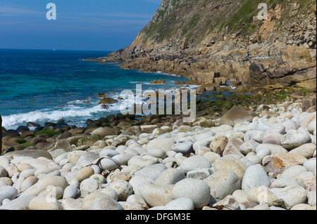 Les rochers de granit à Cot Valley beach, près de Porth Naven, St Just Cornwall UK Crédit : David Levenson/ Alamy Banque D'Images