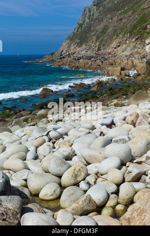 Les rochers de granit au lit bébé Plage de Porth Nanven Vallée , près de St Just, Cornwall, England, UK Crédit : David Levenson/Alamy Banque D'Images