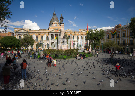 Les sections locales au milieu de pigeons devant le Congrès National de la Bolivie, plaza Murillo, La Paz, Bolivie Banque D'Images