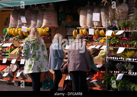 Les clients à l'extérieur d'une navigation de légumes Fruits et légumes Shop UK Banque D'Images