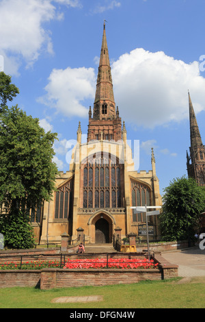 Dans l'église Holy Trinity Trinity Churchyard, en été, à Coventry, Warwickshire, dans les West Midlands, Angleterre, RU Banque D'Images