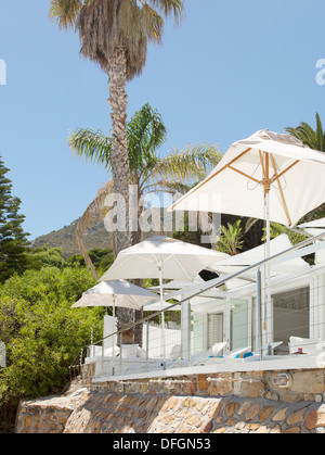 Parasols et chaises longues sur patio Banque D'Images