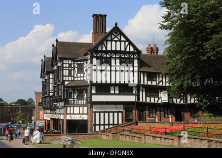 Prieuré rangée, dans le centre de la ville de Coventry en été, dans le Warwickshire, les West Midlands, en Angleterre, Royaume-Uni Banque D'Images