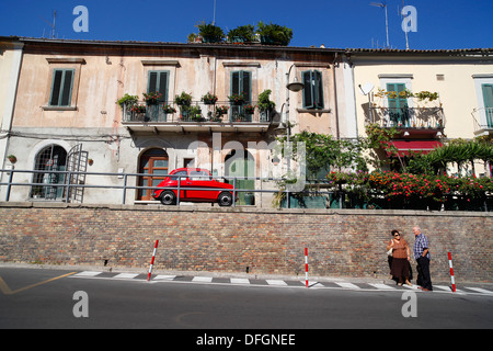 Une Fiat Cinquecento 500 rouge garée à Vasto, en Italie. Banque D'Images