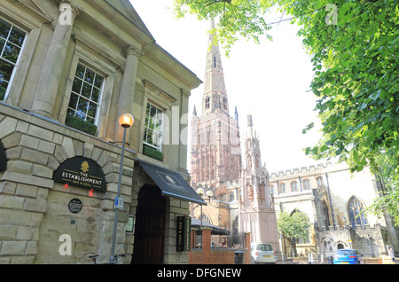 L'établissement Bar & Grill, dans l'ancienne Cour Hall, le Bayley Lane, avec l'église Holy Trinity derrière à Coventry, Angleterre Banque D'Images