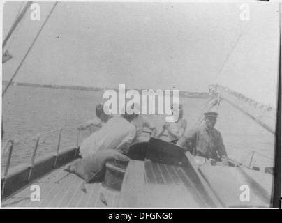 Franklin D. Roosevelt est photographié avec trois jeunes hommes à Campobello, sa propriété familiale, alors qu'il était gouverneur de New York, mettant en valeur ses liens personnels. Banque D'Images