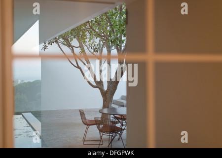 Table et chaises dans la cour Banque D'Images